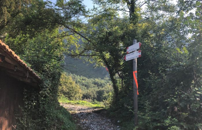 Cartelli segnavia per la Madonnina di Besta